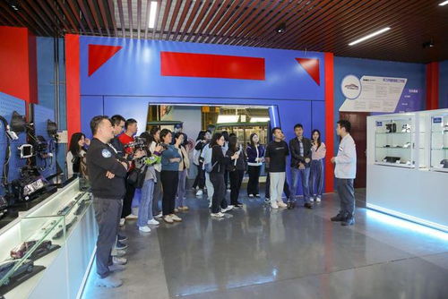 豪華座駕全面升級(jí) 行業(yè)頂尖AEB性能A級(jí)認(rèn)證，包牌包稅包保險(xiǎn)尊享方案，配專屬汽車裝飾壕禮